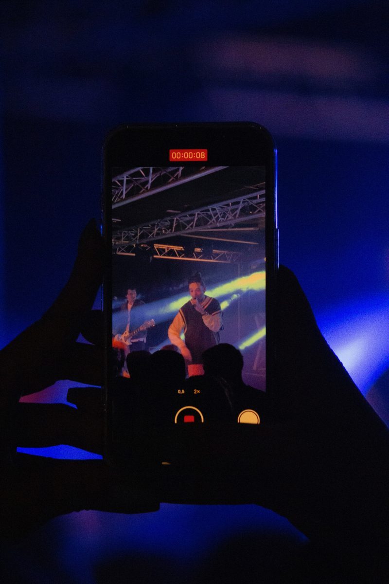Telefoon filmt het optreden vanuit het publiek