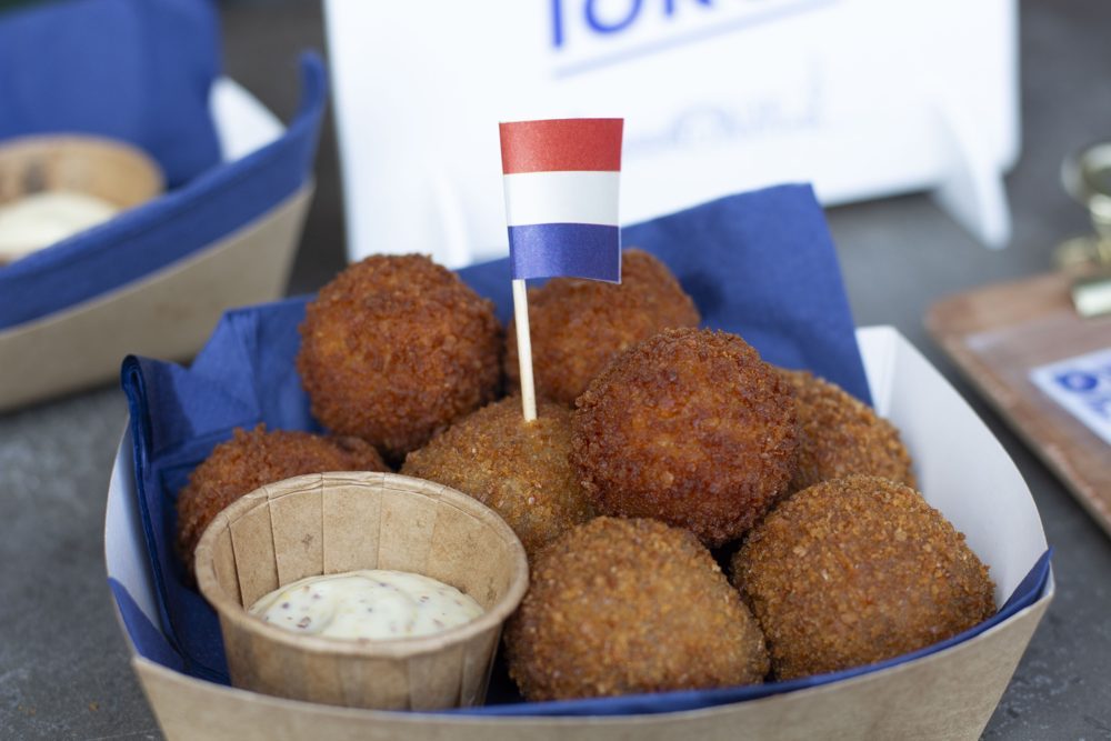 Bittergarnituur van Het Kroketloket met Nederlands vlaggetje