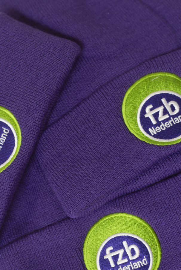 Close-up van FZB muts met logo