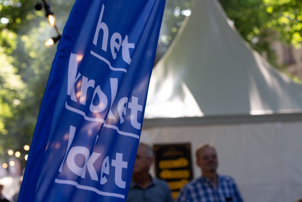 Vlag van Het Kroketloket op een festival