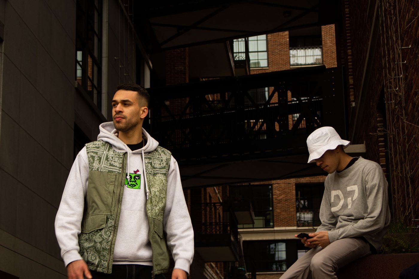 Portret van bandlid in hoodie en groen vest