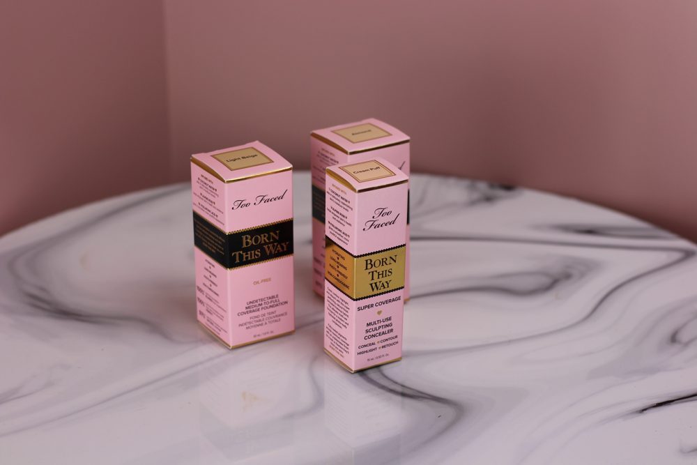 Roze productverpakkingen op marmer